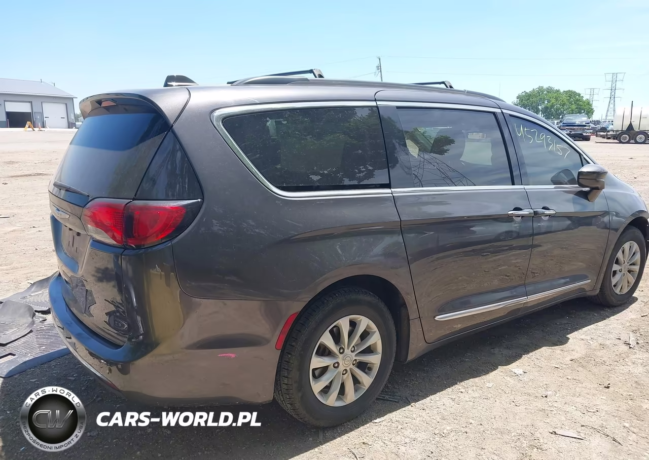 2017 Chrysler Pacifica Touring-L VIN:2C4RC1BG0HR540142 - 4