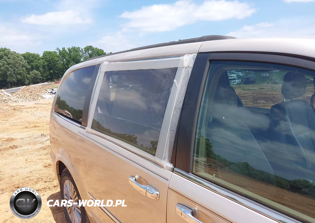 2015 Chrysler Town & Country Touring-L VIN:2C4RC1CG0FR645646 - 6