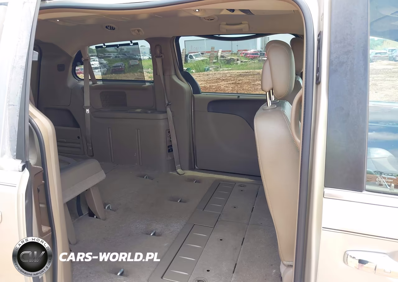 2015 Chrysler Town & Country Touring-L VIN:2C4RC1CG0FR645646 - 8