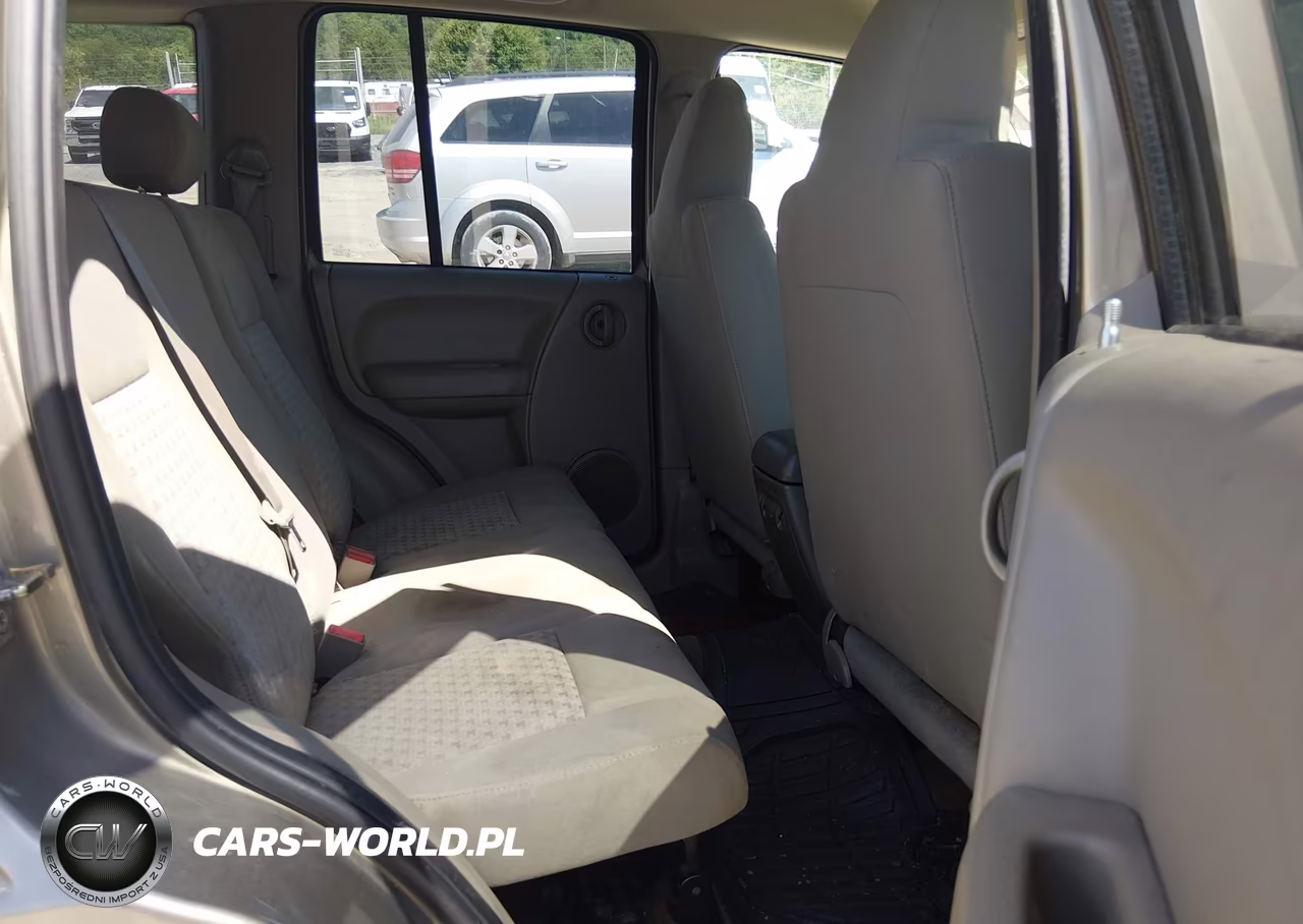 2005 Jeep Liberty Sport VIN:1J4GL48K25W677603 - 8