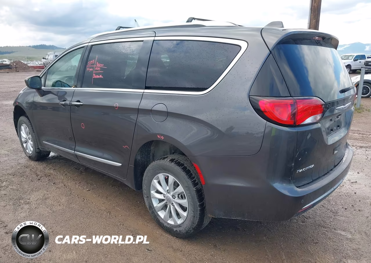 2018 Chrysler Pacifica Touring L VIN:2C4RC1BG4JR306673 - 3