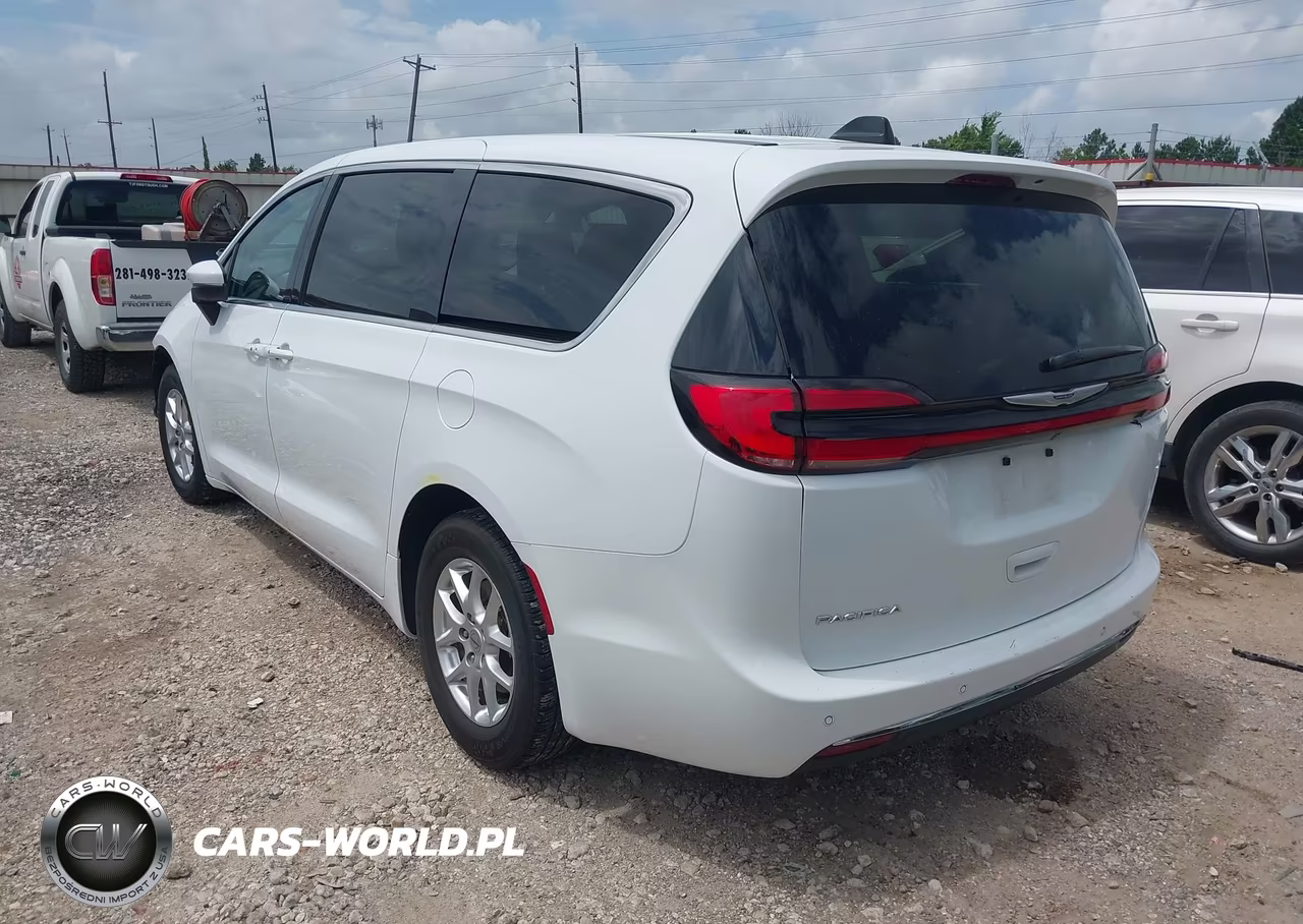 2023 Chrysler Pacifica Touring L VIN:2C4RC1BG1PR607619 - 3