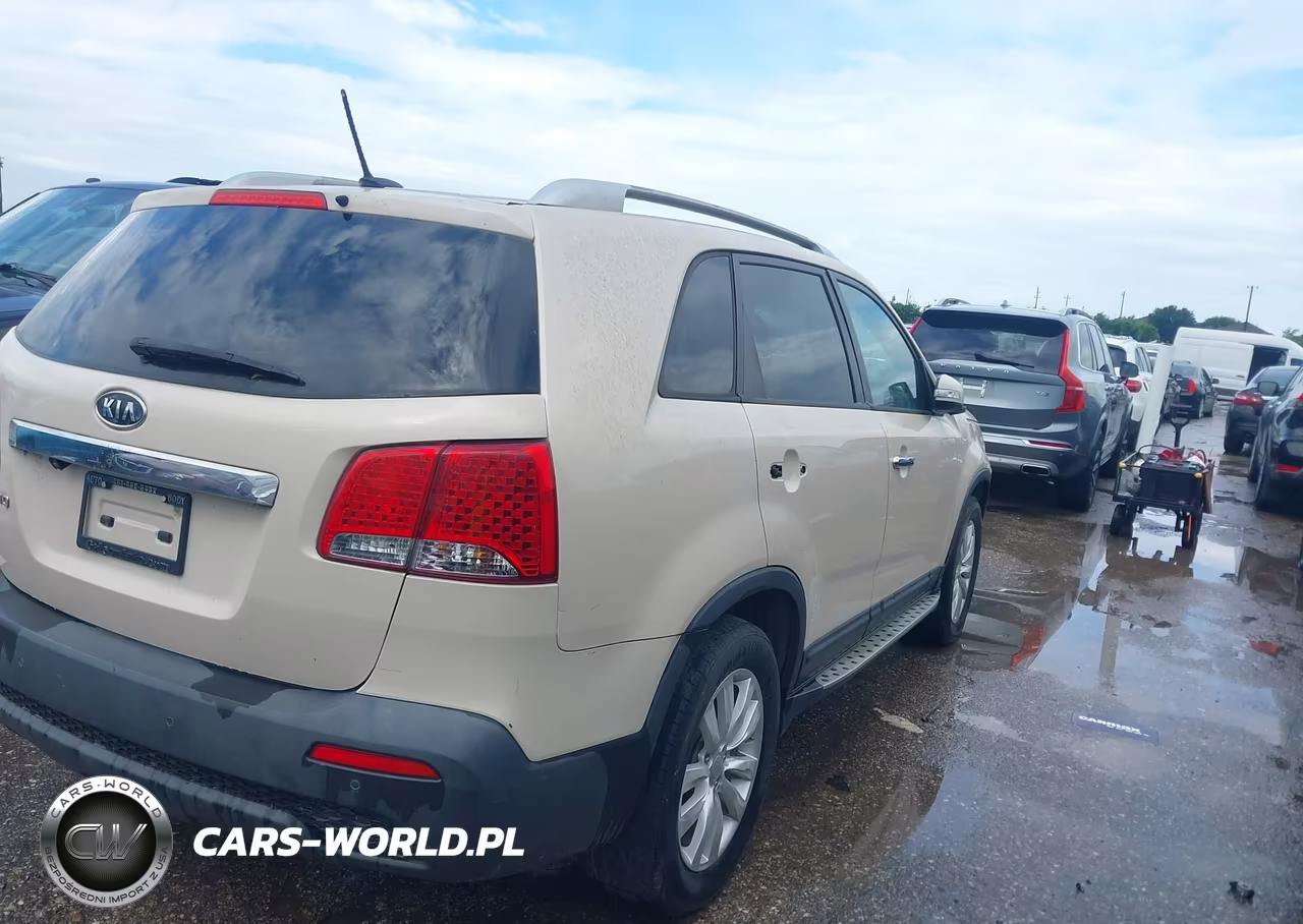 2011 Kia Sorento Lx V6 VIN:5XYKT4A26BG065861 - 4