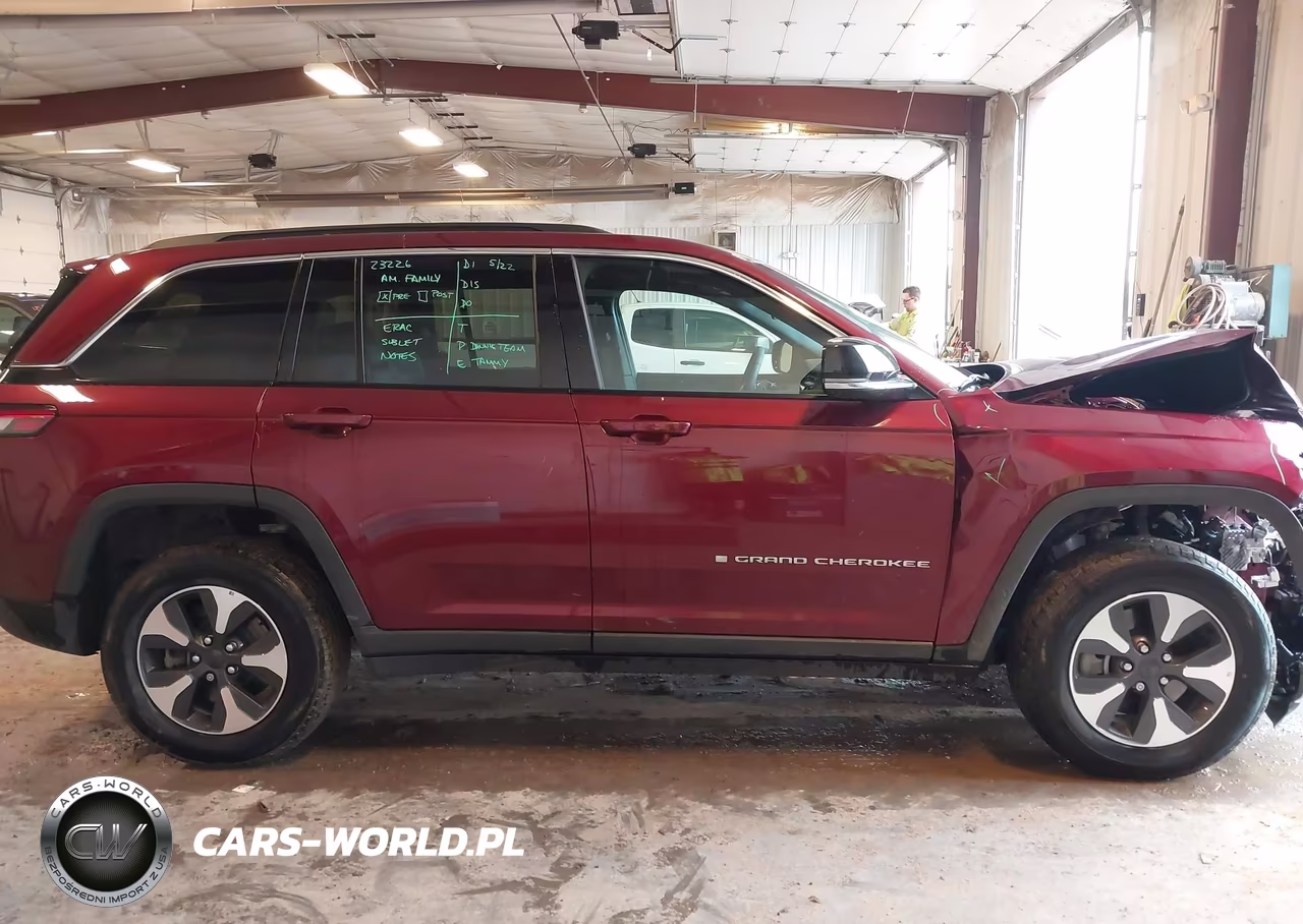 2025 Jeep Grand Cherokee 4Xe VIN:1C4RJYB61S8689409 - 13