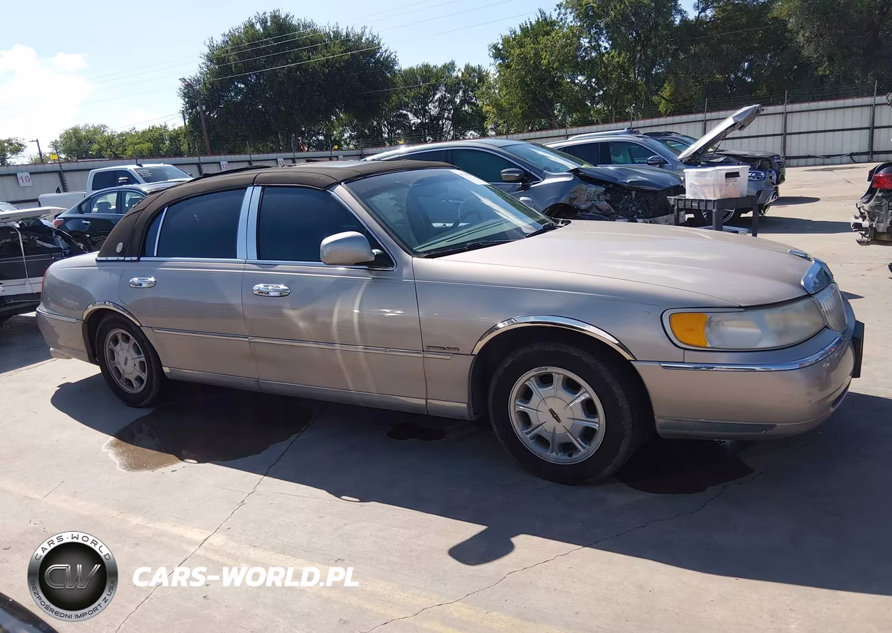 2000 Lincoln Town Car Signature VIN:1LNHM82W3YY933701 - 13