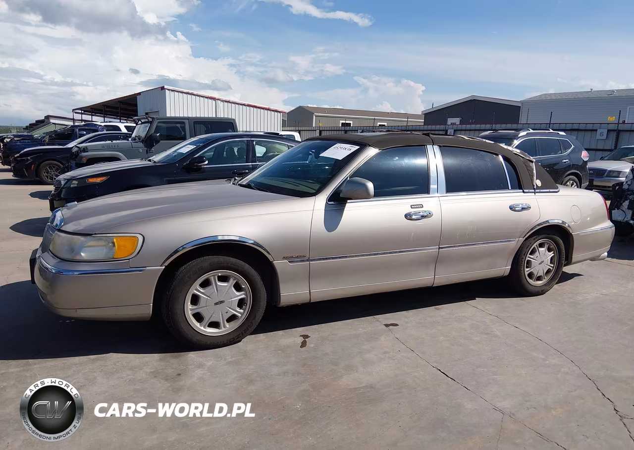 2000 Lincoln Town Car Signature VIN:1LNHM82W3YY933701 - 14