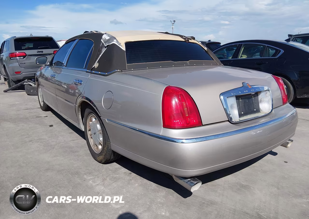 2000 Lincoln Town Car Signature VIN:1LNHM82W3YY933701 - 3