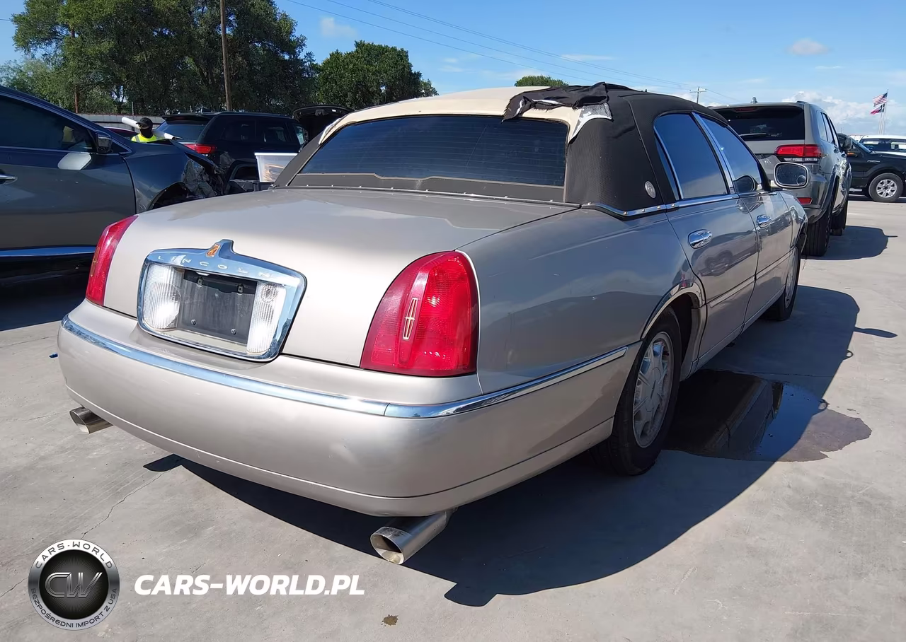 2000 Lincoln Town Car Signature VIN:1LNHM82W3YY933701 - 4
