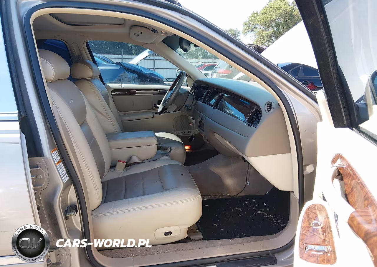 2000 Lincoln Town Car Signature VIN:1LNHM82W3YY933701 - 5