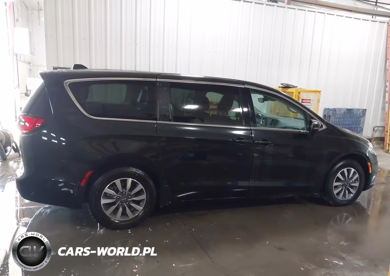 2023 Chrysler Pacifica Hybrid Touring L VIN:2C4RC1L70PR572747 - 18
