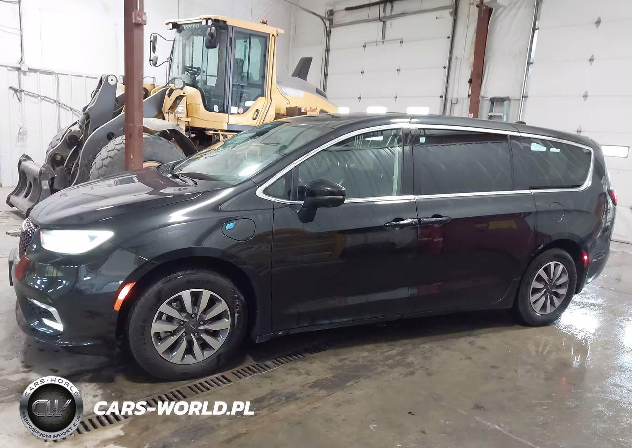2023 Chrysler Pacifica Hybrid Touring L VIN:2C4RC1L70PR572747 - 19