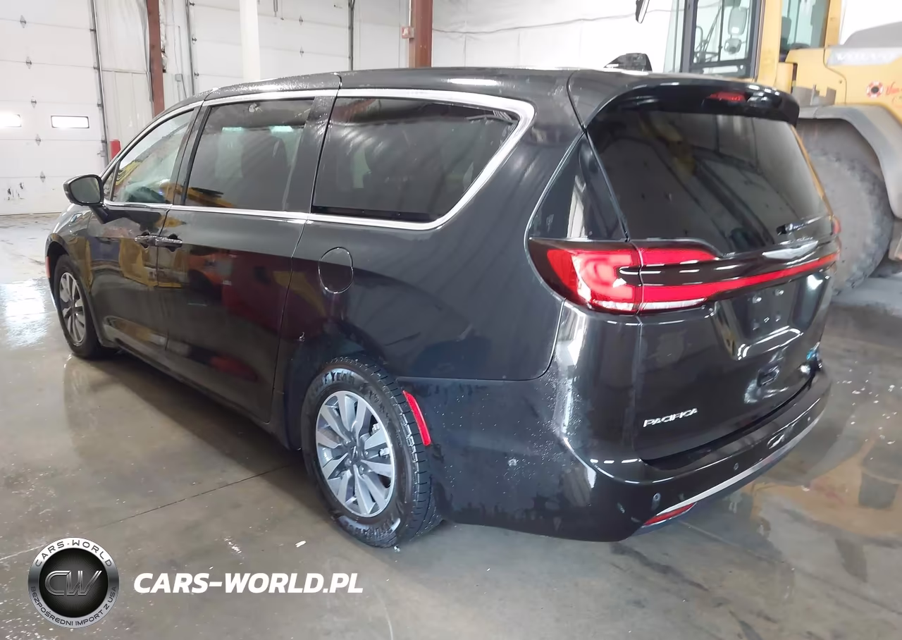 2023 Chrysler Pacifica Hybrid Touring L VIN:2C4RC1L70PR572747 - 3