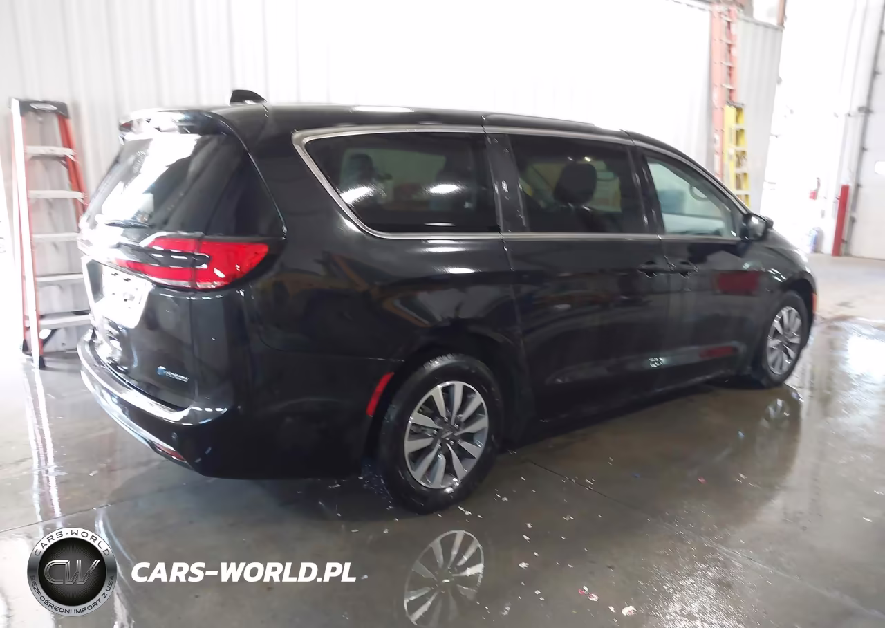 2023 Chrysler Pacifica Hybrid Touring L VIN:2C4RC1L70PR572747 - 4