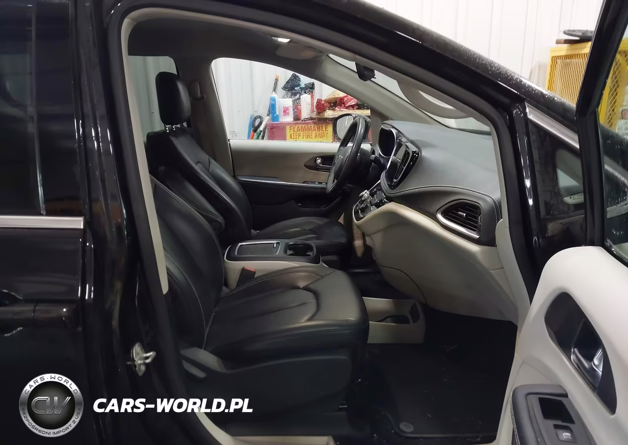 2023 Chrysler Pacifica Hybrid Touring L VIN:2C4RC1L70PR572747 - 5