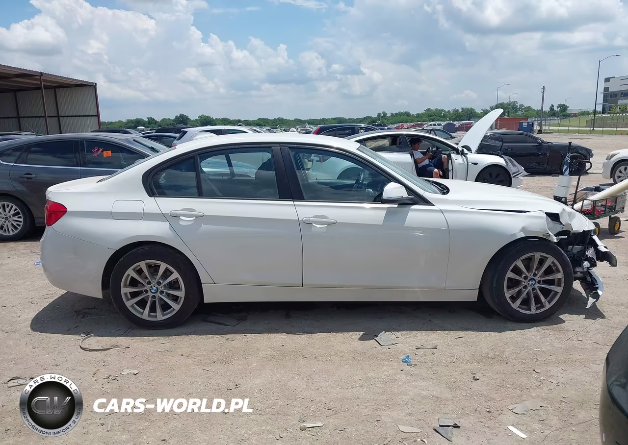 2018 BMW 320I xDrive VIN:WBA8E5G55JNV02121 - 13