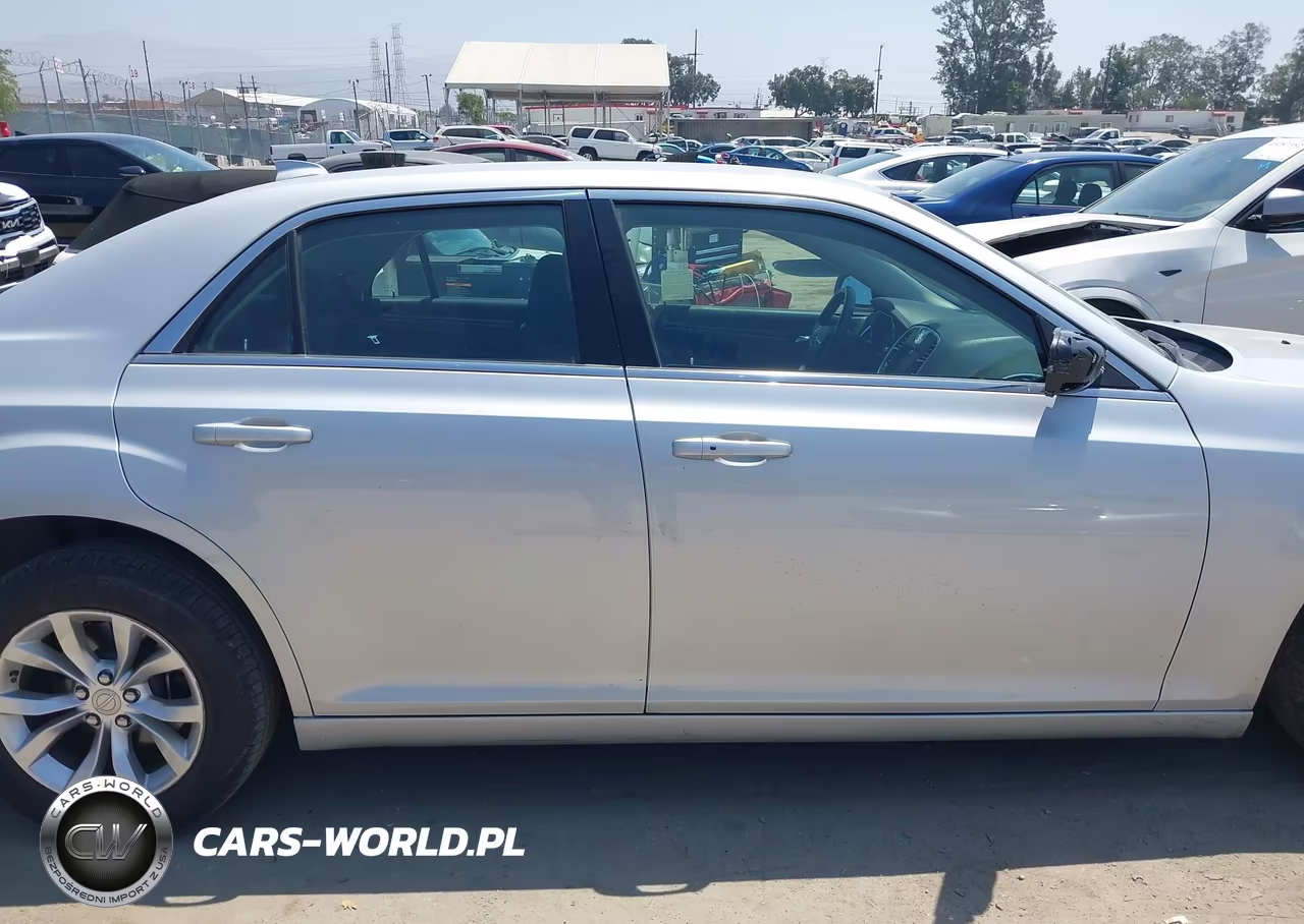 2019 Chrysler 300 Touring VIN:2C3CCAAG3KH682977 - 14