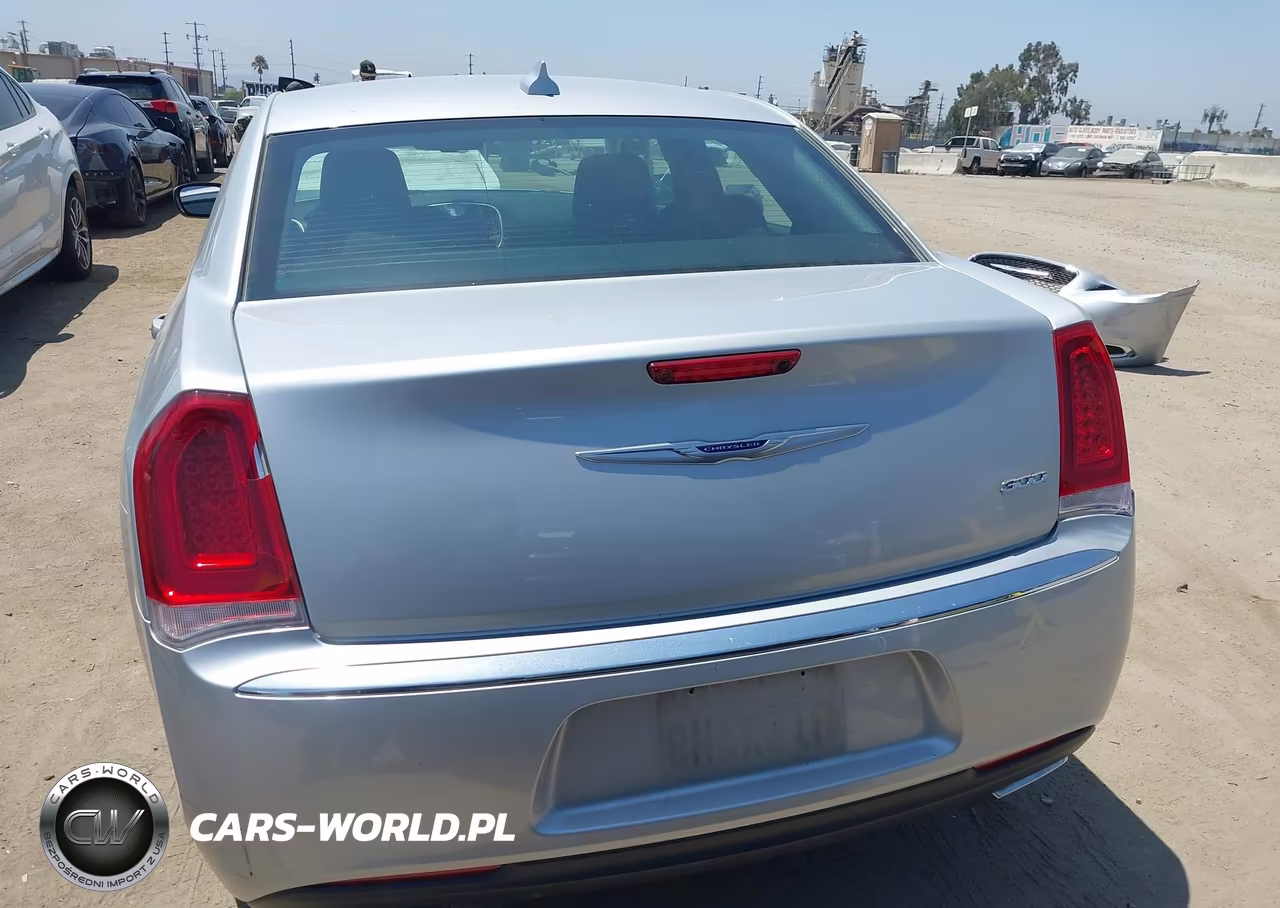 2019 Chrysler 300 Touring VIN:2C3CCAAG3KH682977 - 17