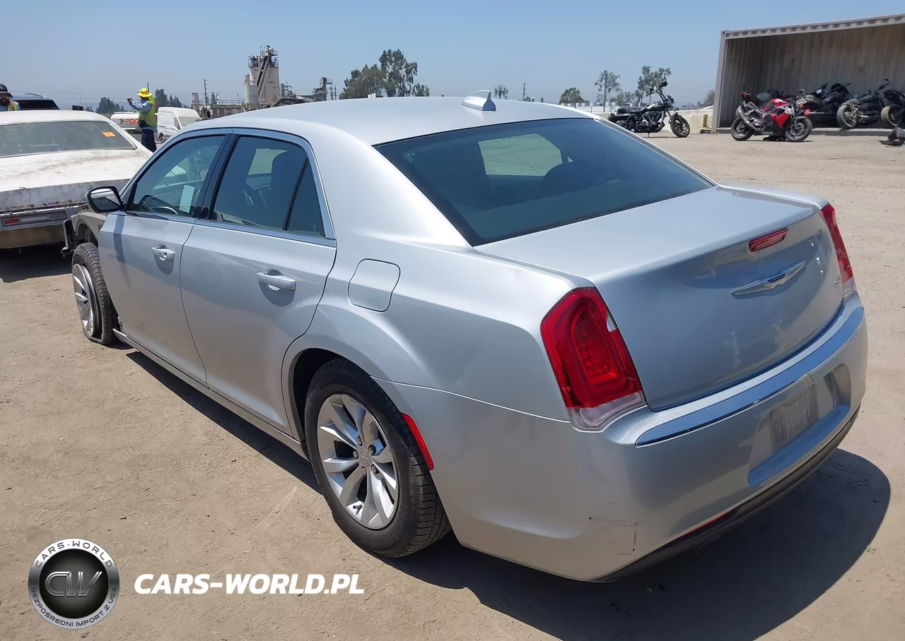 2019 Chrysler 300 Touring VIN:2C3CCAAG3KH682977 - 3