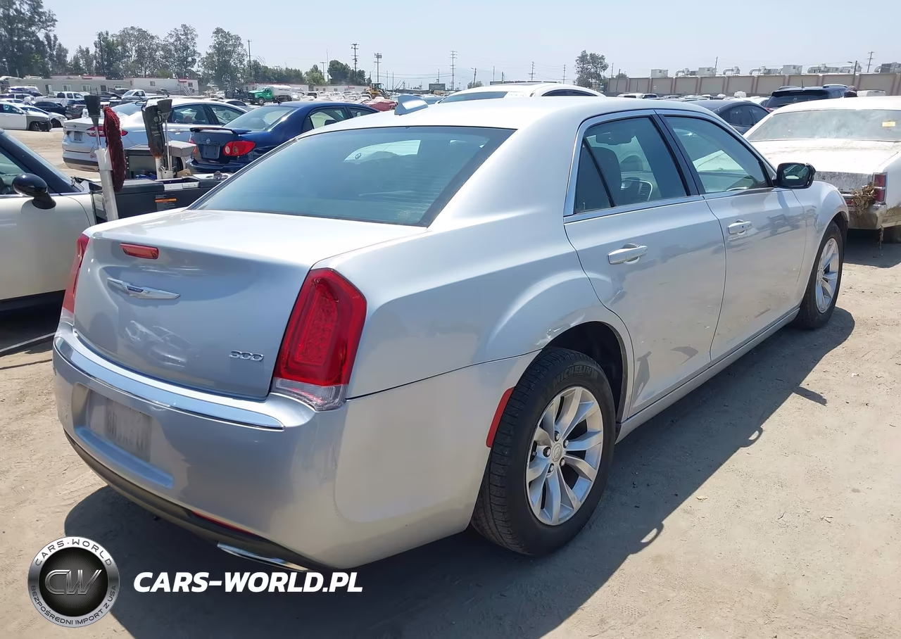 2019 Chrysler 300 Touring VIN:2C3CCAAG3KH682977 - 4