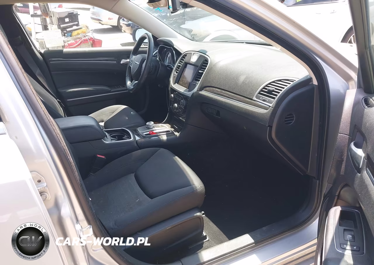 2019 Chrysler 300 Touring VIN:2C3CCAAG3KH682977 - 5