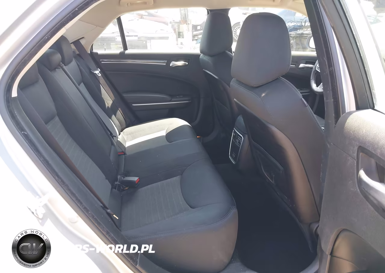 2019 Chrysler 300 Touring VIN:2C3CCAAG3KH682977 - 8