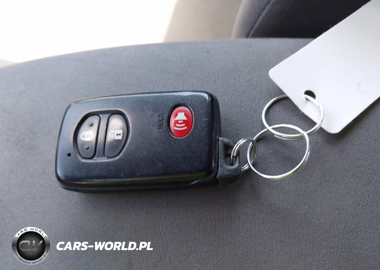 2011 Toyota Prius Two VIN:JTDKN3DU7B5330197 - 11