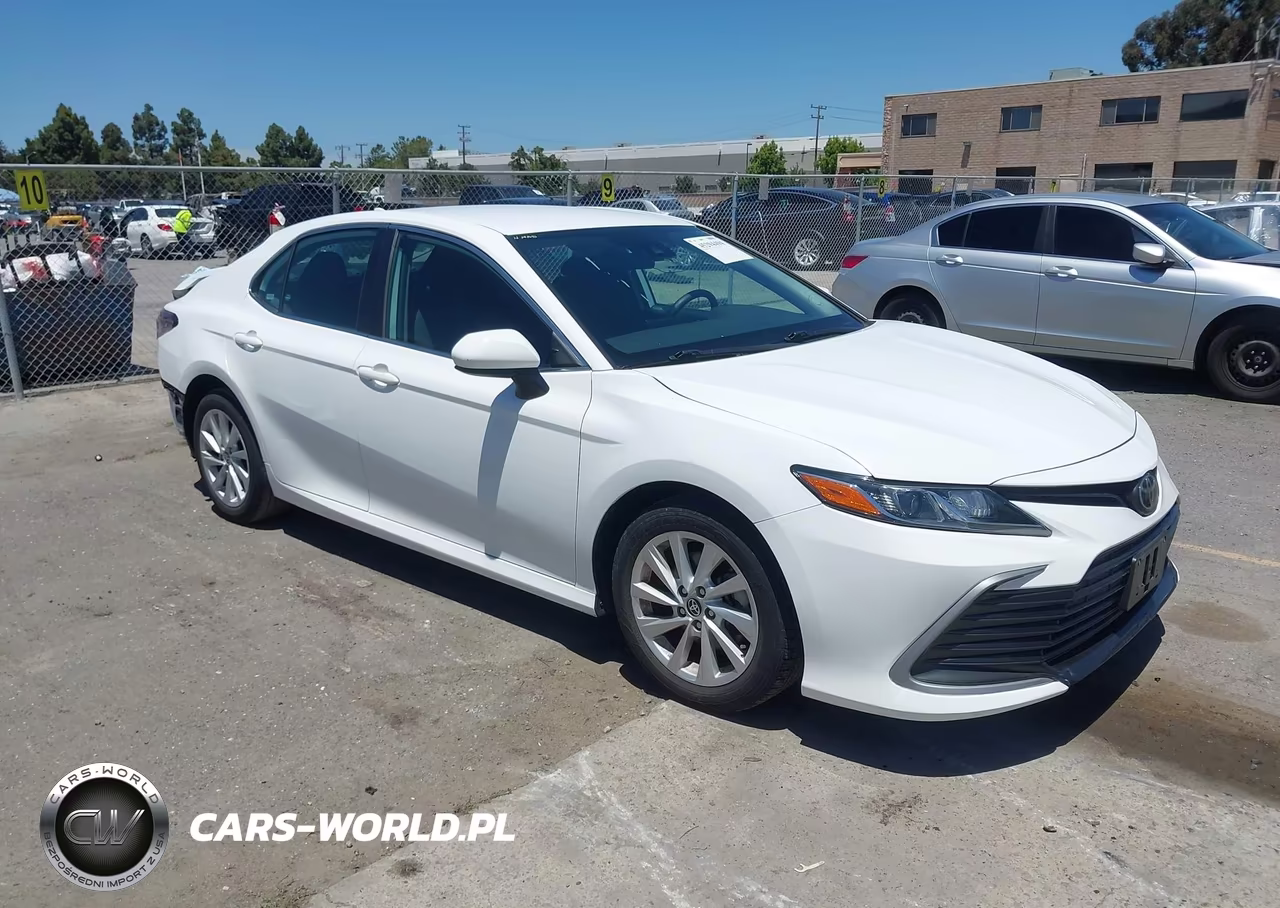 2021 Toyota Camry Le – zdjęcie 1 z 16