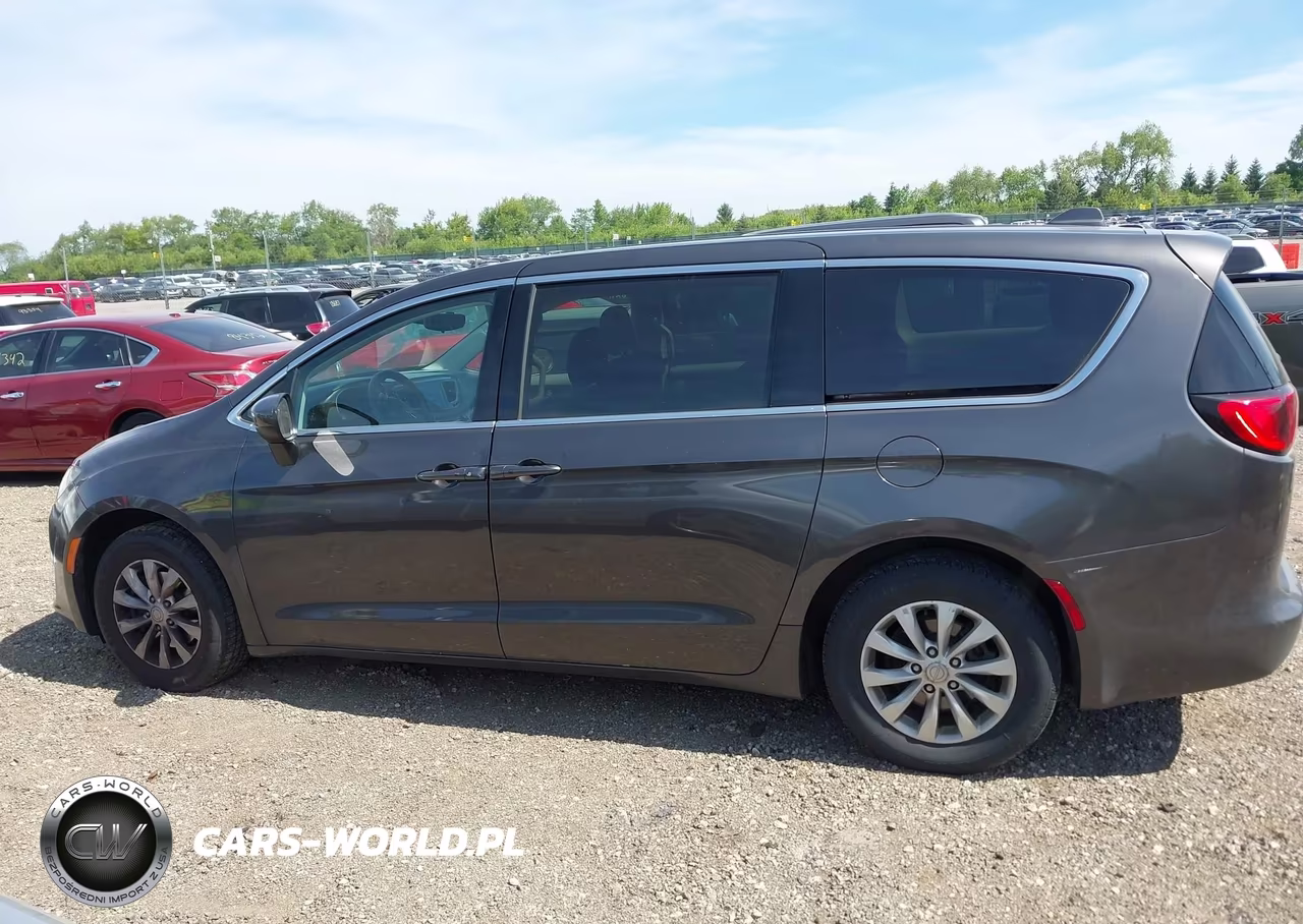 2017 Chrysler Pacifica Touring VIN:2C4RC1DG0HR676655 - 14