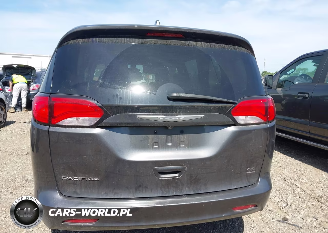 2017 Chrysler Pacifica Touring VIN:2C4RC1DG0HR676655 - 16