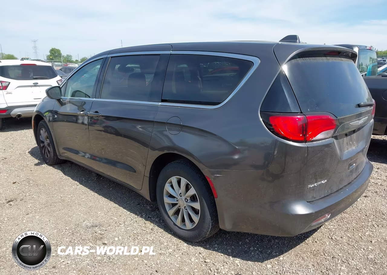 2017 Chrysler Pacifica Touring VIN:2C4RC1DG0HR676655 - 3