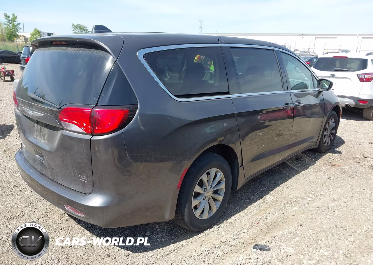 2017 Chrysler Pacifica Touring VIN:2C4RC1DG0HR676655 - 4