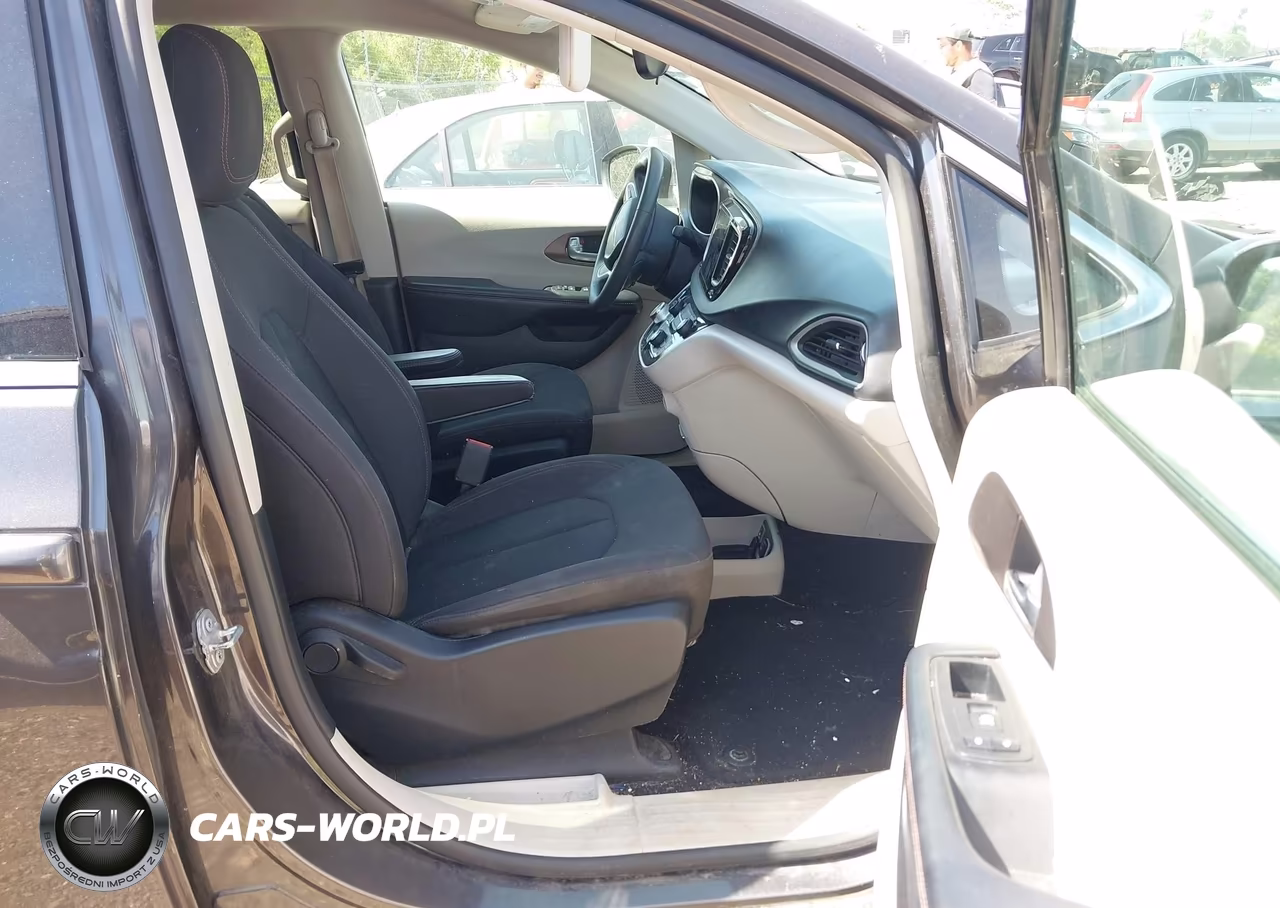 2017 Chrysler Pacifica Touring VIN:2C4RC1DG0HR676655 - 5