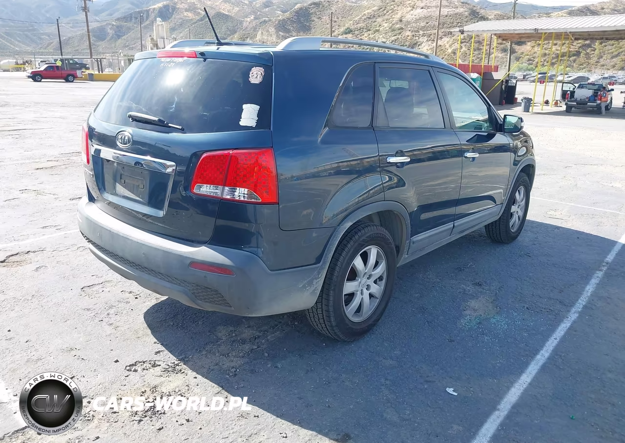 2011 Kia Sorento Lx VIN:5XYKT3A12BG072890 - 4