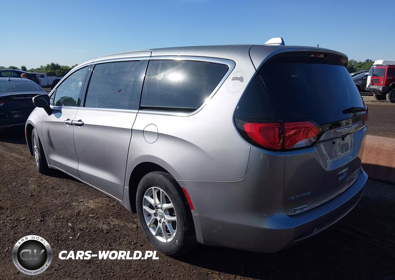 2017 Chrysler Pacifica Touring VIN:2C4RC1DG9HR508030 - 3