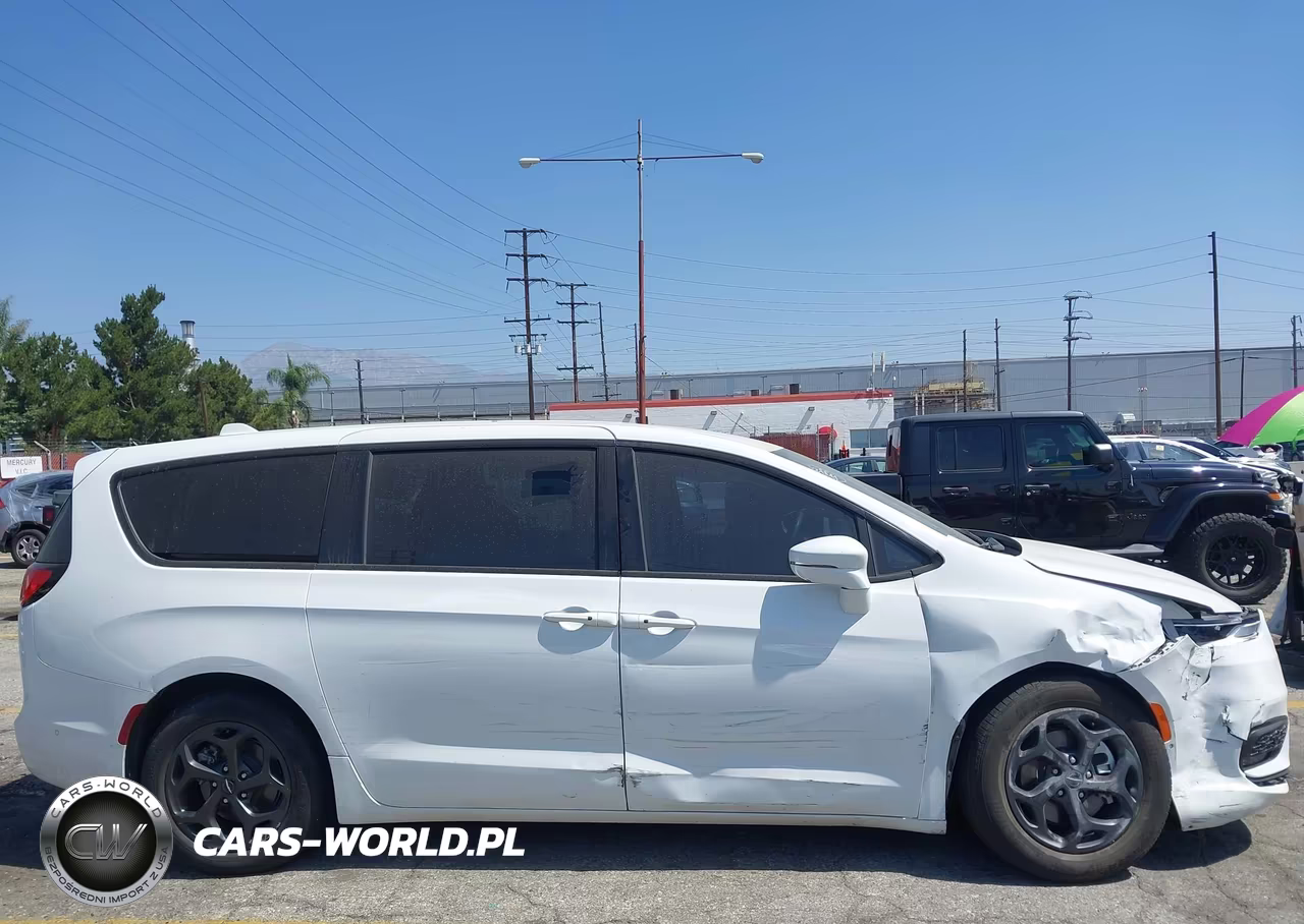 2022 Chrysler Pacifica Hybrid Touring L VIN:2C4RC1L75NR187780 - 13