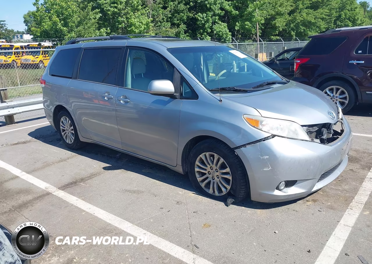 2014 Toyota Sienna Xle V6 8 Passenger – zdjęcie 1 z 17