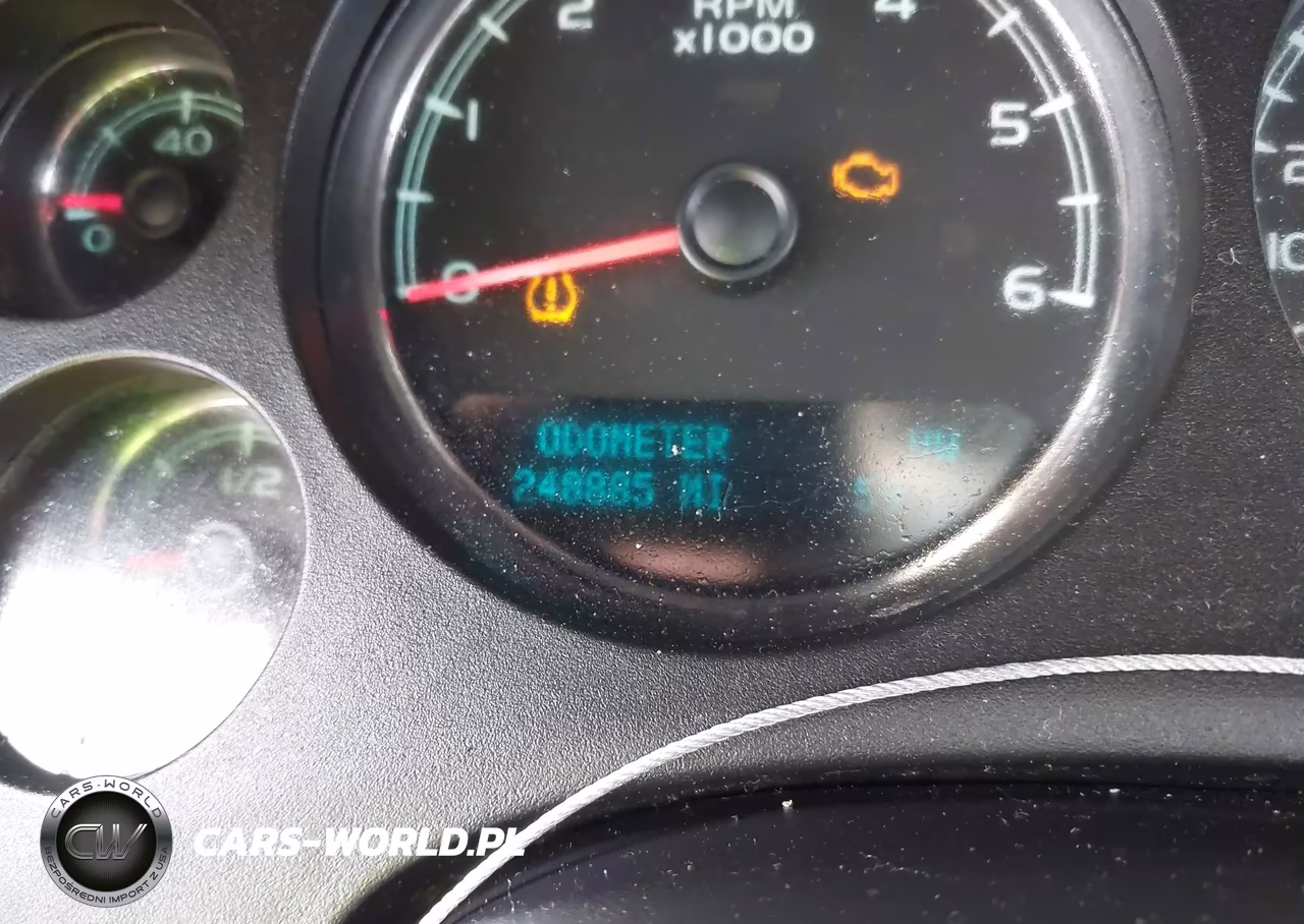 2011 Chevrolet Suburban 1500 Ls VIN:1GNSCHE02BR217921 - 7