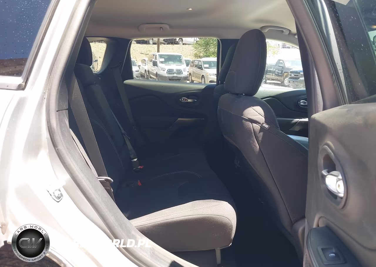 2020 Jeep Cherokee Latitude 4X4 VIN:1C4PJMCBXLD643372 - 8