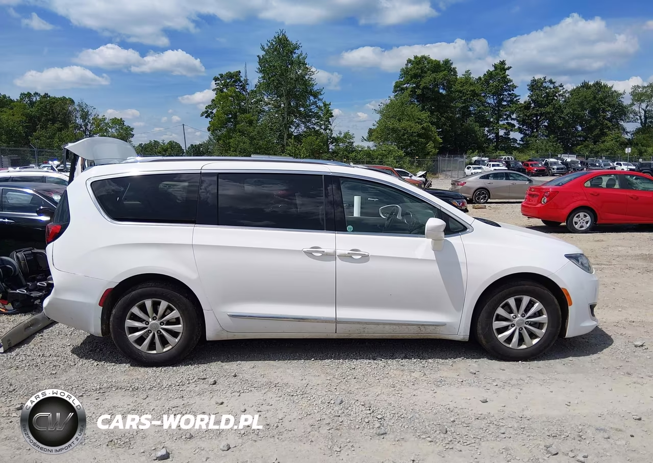 2018 Chrysler Pacifica Touring L VIN:2C4RC1BG9JR110549 - 14