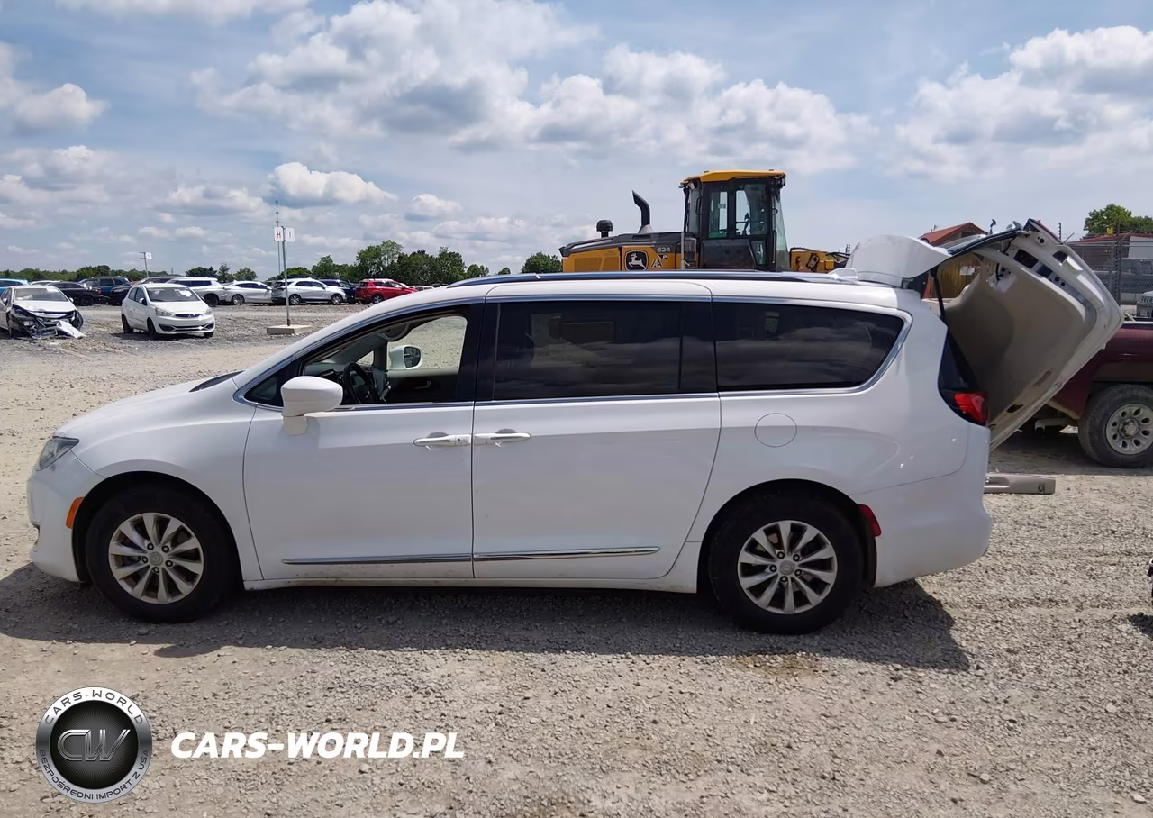 2018 Chrysler Pacifica Touring L VIN:2C4RC1BG9JR110549 - 15