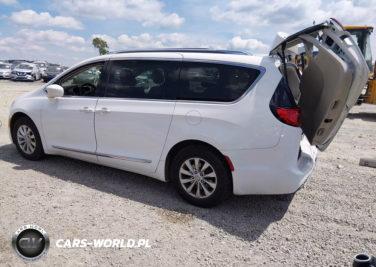 2018 Chrysler Pacifica Touring L VIN:2C4RC1BG9JR110549 - 3