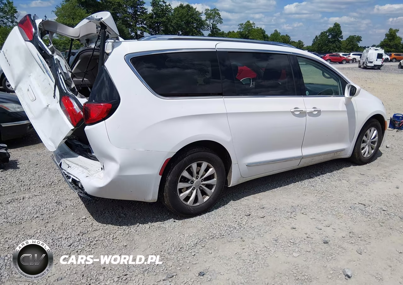 2018 Chrysler Pacifica Touring L VIN:2C4RC1BG9JR110549 - 4