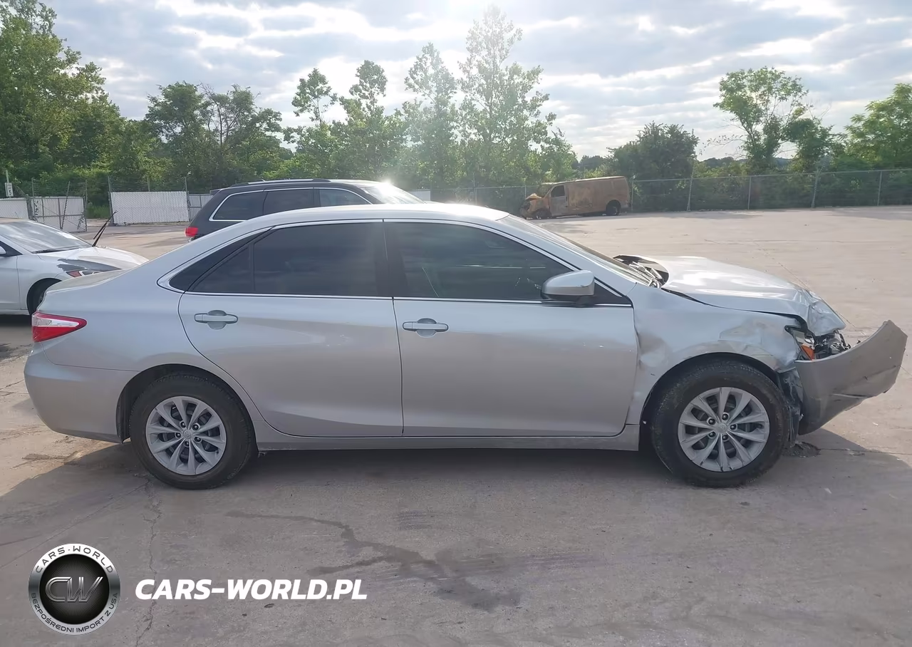 2015 Toyota Camry Le VIN:4T1BF1FK1FU083120 - 14