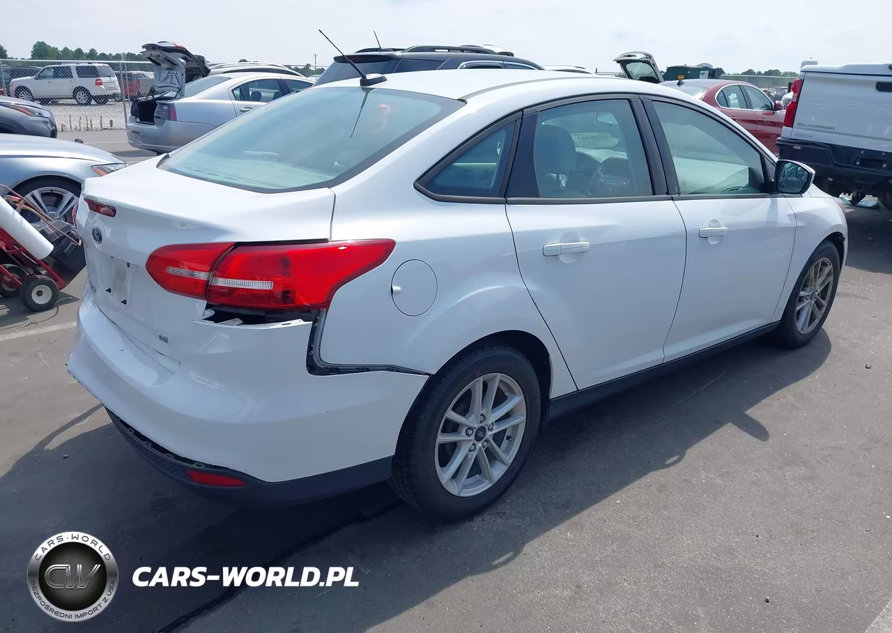 2018 Ford Focus Se VIN:1FADP3F20JL262565 - 4