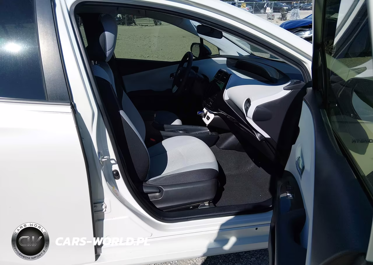 2018 Toyota Prius Two VIN:JTDKBRFUXJ3062703 - 5