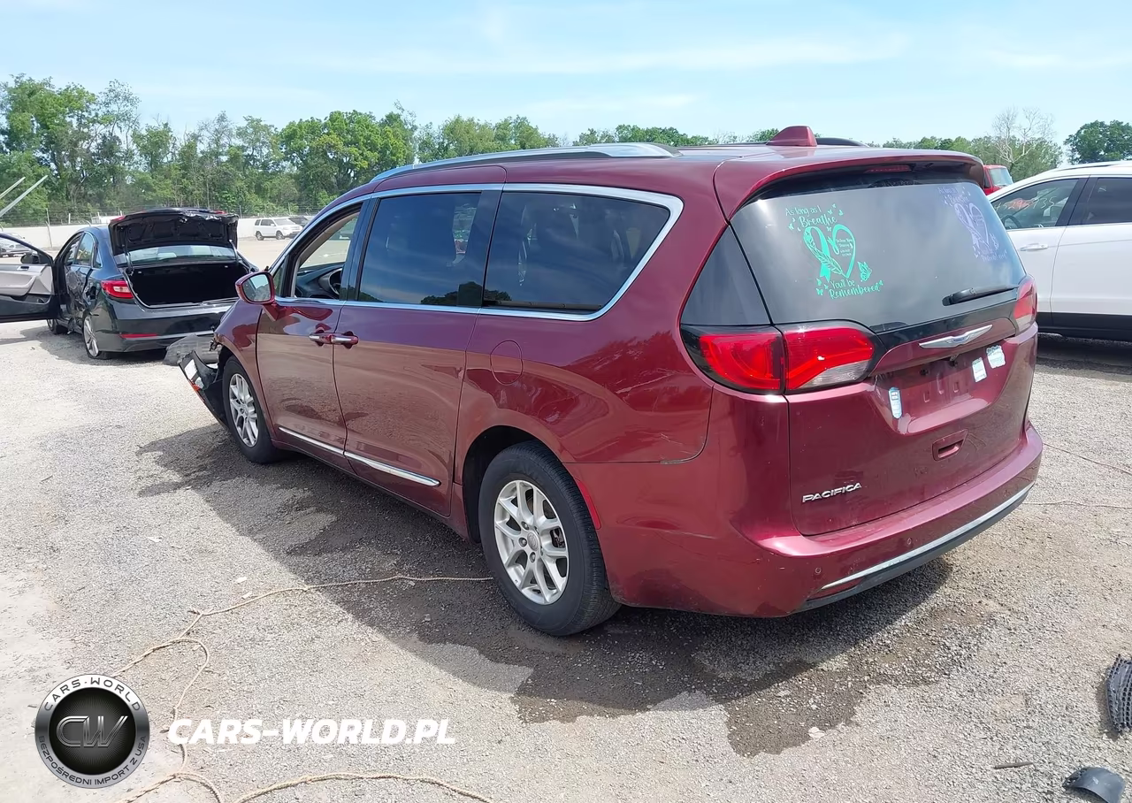 2020 Chrysler Pacifica Touring L VIN:2C4RC1BG7LR115607 - 3