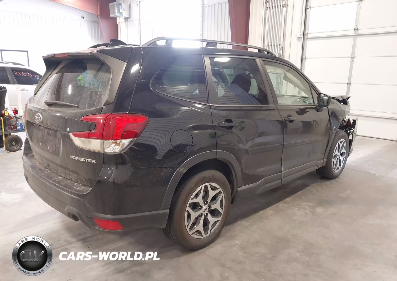 2023 Subaru Forester Premium VIN:JF2SKADC9PH472658 - 4