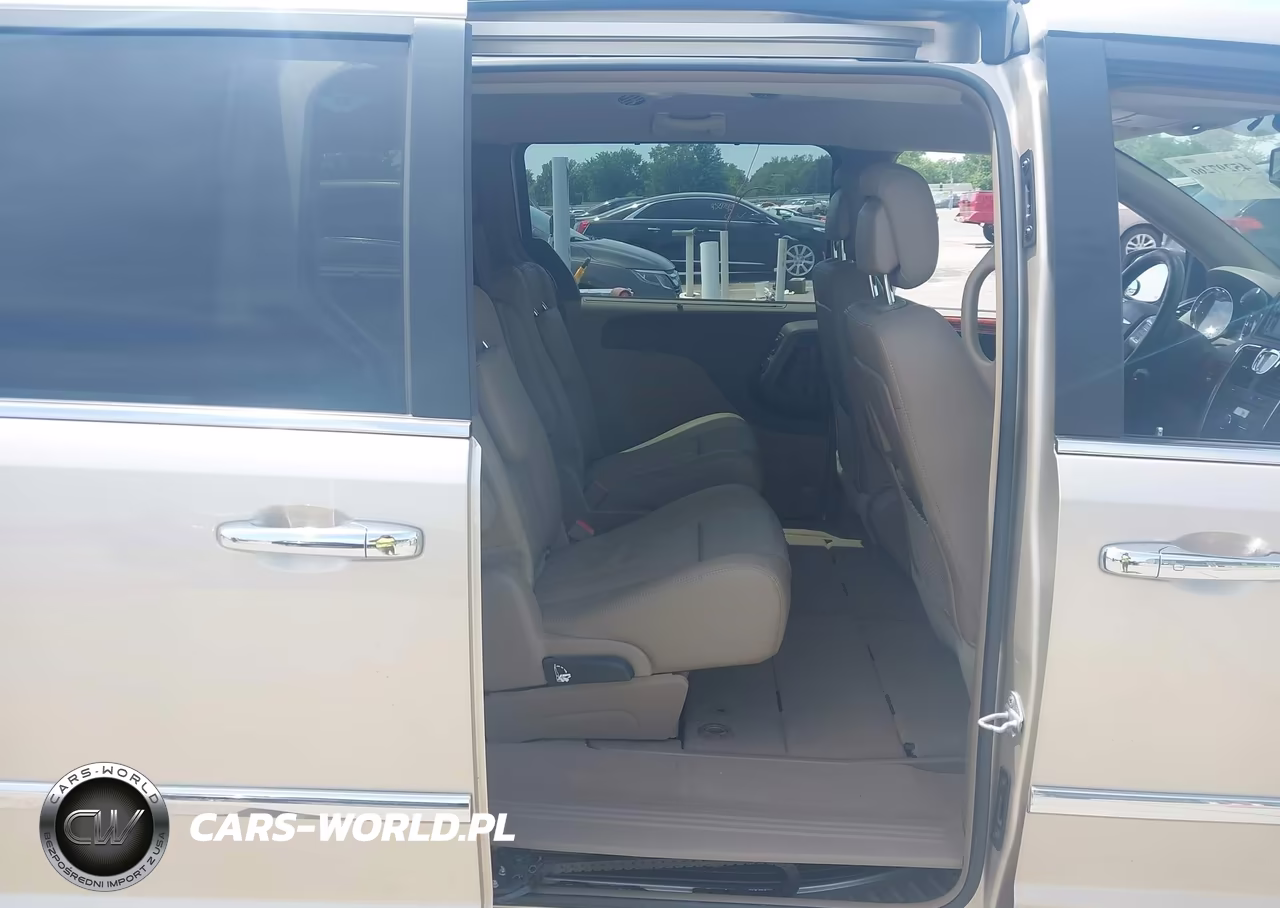 2015 Chrysler Town & Country Touring-L VIN:2C4RC1CG9FR656340 - 8