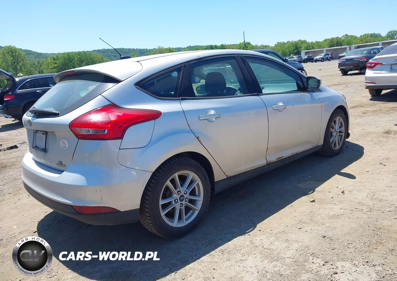2015 Ford Focus Se VIN:1FADP3K22FL317935 - 4
