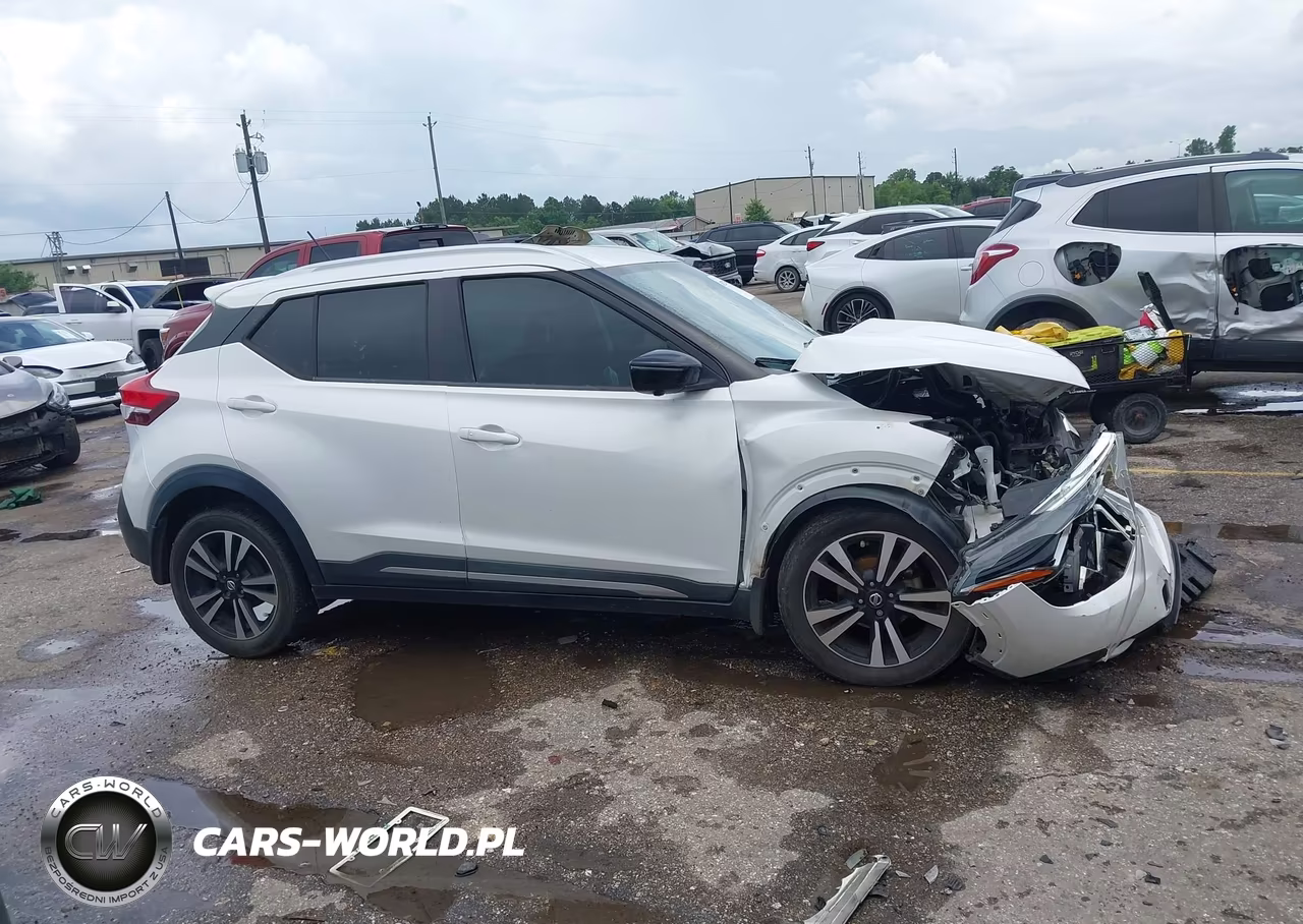 2019 Nissan Kicks Sr VIN:3N1CP5CU5KL482090 - 13